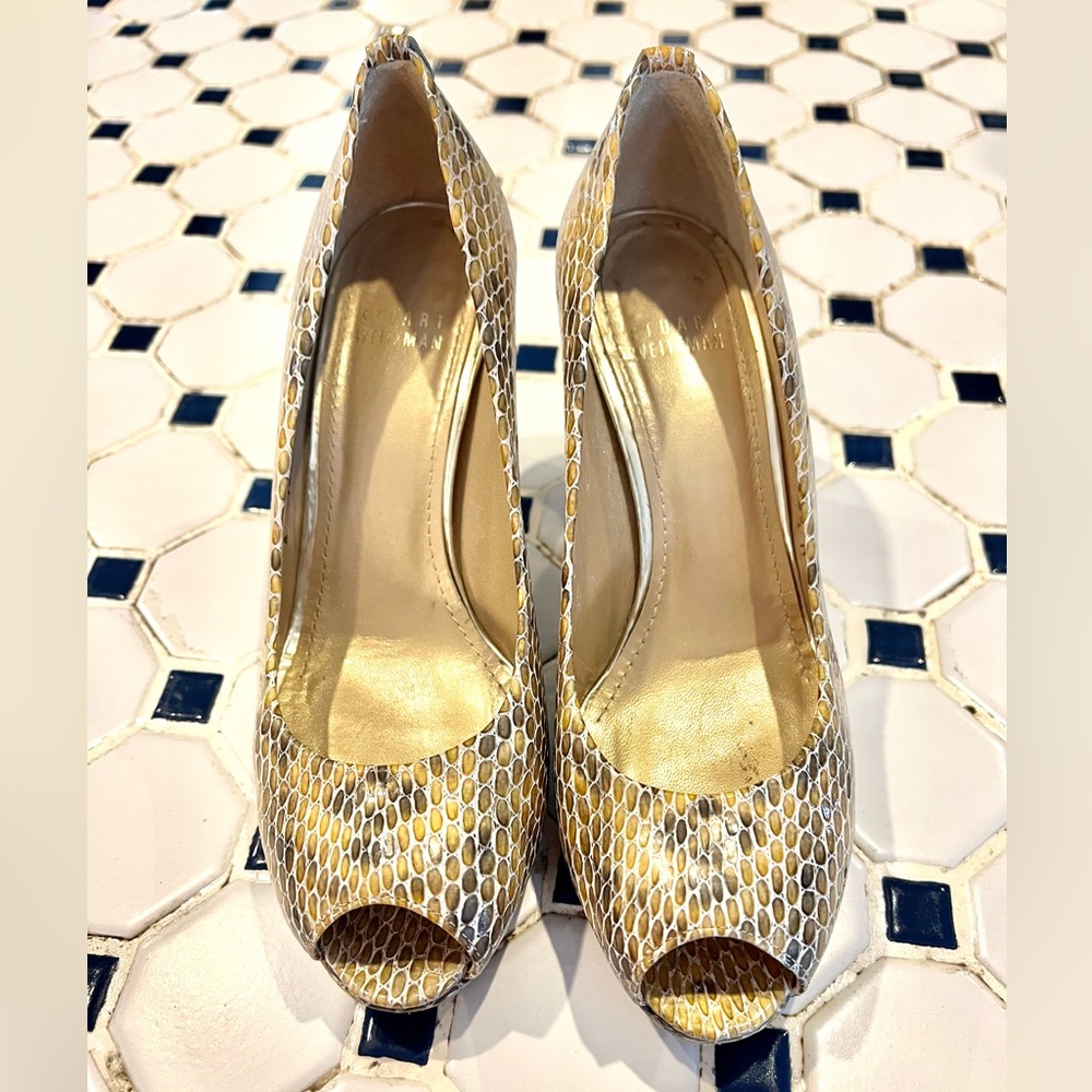 Great Condition SZ 6 1/2 Stuart Weitzman, Plainfield, snake print peeptoe heel.